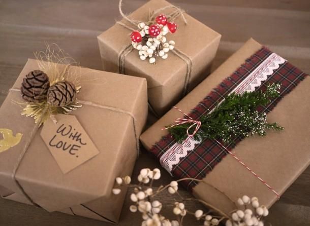 pacchi regalo con decorazione
